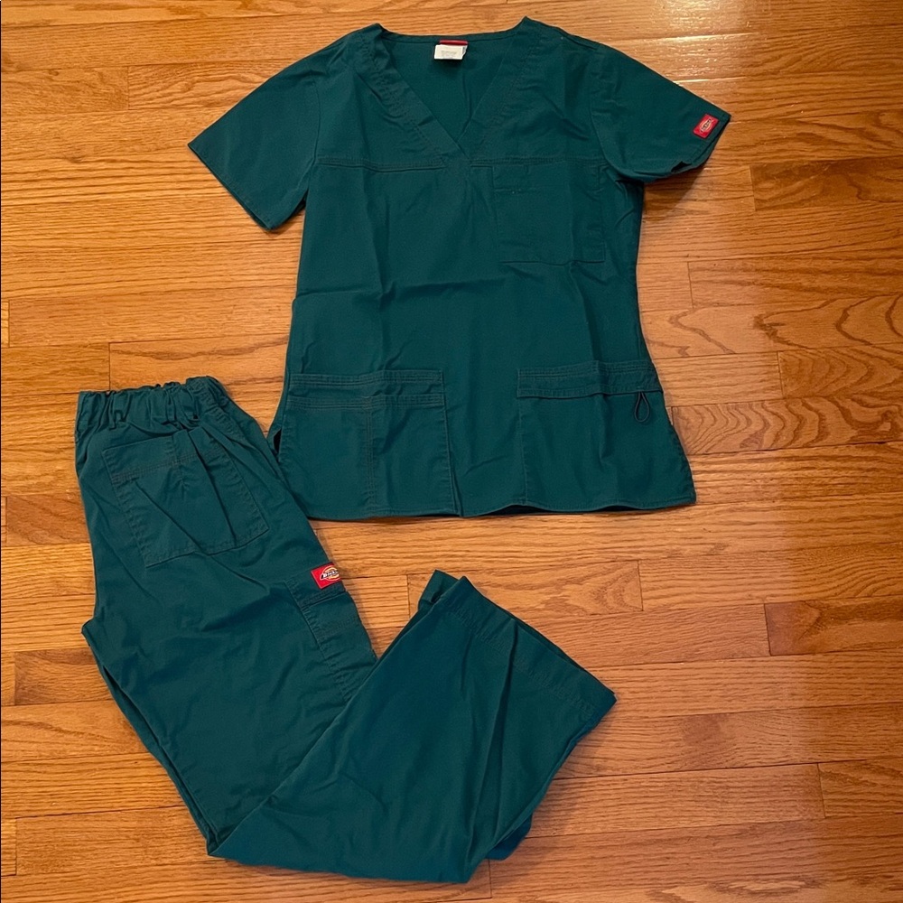 Dickies Women's Green Scrub Set